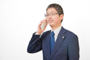 相続専門行政書士奥田航平に電話する様子