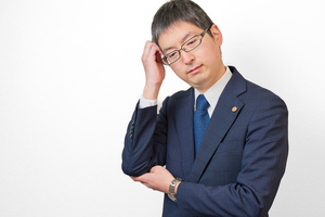 悩んでいる様子