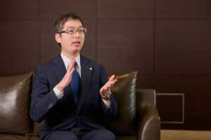 各社の査定結果について、比較表を見せながら説明する相続専門行政書士奥田航平